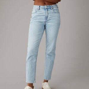 American Eagle Strigid Mom Jeans, light washed